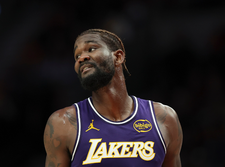 九游体育-湖人104-112快船遭4坏消息！艾顿又崩，雷迪克+2主力引绝望！